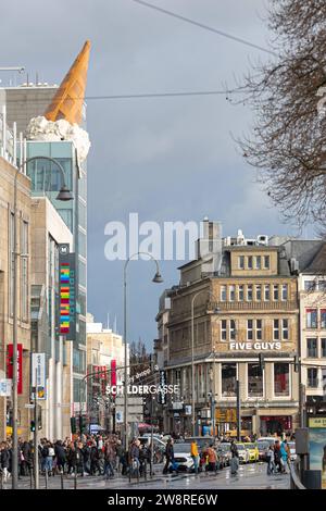 Blick vom Neunarkt in Richtung SchildergasseV mit der Pop Art Skulptur Dropped Cone, eine umgestülpte Eistüte von Claes Oldenburg - Vorweihnachtszeit in der Kölner Innenstadt 21.12.2023 Köln Innenstadt NRW Deutschland *** Blick vom Neunarkt in Richtung SchildergasseV mit der Pop Art Skulptur Dropped Cone, ein umgedrehter Eiskegel von Claes Oldenburg Vorweihnachtszeit in der Kölner Innenstadt 21 12 2023 Kölner Innenstadt NRW Deutschland Stockfoto