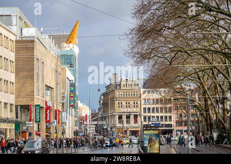 Blick vom Neunarkt in Richtung SchildergasseV mit der Pop Art Skulptur Dropped Cone, eine umgestülpte Eistüte von Claes Oldenburg - Vorweihnachtszeit in der Kölner Innenstadt 21.12.2023 Köln Innenstadt NRW Deutschland *** Blick vom Neunarkt in Richtung SchildergasseV mit der Pop Art Skulptur Dropped Cone, ein umgedrehter Eiskegel von Claes Oldenburg Vorweihnachtszeit in der Kölner Innenstadt 21 12 2023 Kölner Innenstadt NRW Deutschland Stockfoto