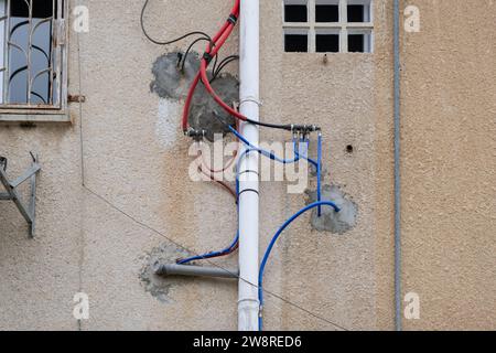 Typische alte Architektur in israel. Alte Gebäude mit Klimaanlagen und Rohrleitungen für Klempner an der Wand. Stockfoto