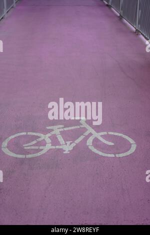 Rosafarbene Fahrradwege für Radfahrer Stockfoto