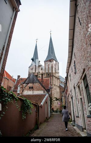 Dezember, Deventer. Jedes Jahr, um dieses Datum, lebt die Welt des englischen Schriftstellers Charles Dickens aus dem 19. Jahrhundert in der schönen niederländischen Stadt Deventer wieder. Mehr als 950 Charaktere aus den berühmten Büchern von Dickens zurück ins Leben. Wohlhabende Damen und Herren mit Spitzhüten ziehen auf den Straßen um. Die Landschaft des Festivals besteht aus historischen Gebäuden, Weihnachtsbäumen und Tausenden von kleinen Lichtern. Nicht nur auf der Straße, sondern auch hinter den Fenstern, in den Häusern und in den kleinen Geschäften und Galerien erwacht die romantische Zeit von Dickens wieder zum Leben. Dieses Jahr war die 31. Ausgabe von t Stockfoto