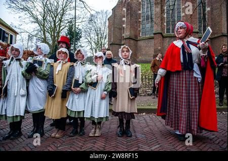 Dezember, Deventer. Jedes Jahr, um dieses Datum, lebt die Welt des englischen Schriftstellers Charles Dickens aus dem 19. Jahrhundert in der schönen niederländischen Stadt Deventer wieder. Mehr als 950 Charaktere aus den berühmten Büchern von Dickens zurück ins Leben. Wohlhabende Damen und Herren mit Spitzhüten ziehen auf den Straßen um. Die Landschaft des Festivals besteht aus historischen Gebäuden, Weihnachtsbäumen und Tausenden von kleinen Lichtern. Nicht nur auf der Straße, sondern auch hinter den Fenstern, in den Häusern und in den kleinen Geschäften und Galerien erwacht die romantische Zeit von Dickens wieder zum Leben. Dieses Jahr war die 31. Ausgabe von t Stockfoto