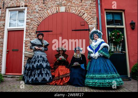 Dezember, Deventer. Jedes Jahr, um dieses Datum, lebt die Welt des englischen Schriftstellers Charles Dickens aus dem 19. Jahrhundert in der schönen niederländischen Stadt Deventer wieder. Mehr als 950 Charaktere aus den berühmten Büchern von Dickens zurück ins Leben. Wohlhabende Damen und Herren mit Spitzhüten ziehen auf den Straßen um. Die Landschaft des Festivals besteht aus historischen Gebäuden, Weihnachtsbäumen und Tausenden von kleinen Lichtern. Nicht nur auf der Straße, sondern auch hinter den Fenstern, in den Häusern und in den kleinen Geschäften und Galerien erwacht die romantische Zeit von Dickens wieder zum Leben. Dieses Jahr war die 31. Ausgabe von t Stockfoto