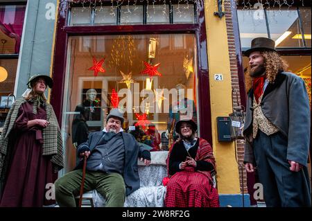 Dezember, Deventer. Jedes Jahr, um dieses Datum, lebt die Welt des englischen Schriftstellers Charles Dickens aus dem 19. Jahrhundert in der schönen niederländischen Stadt Deventer wieder. Mehr als 950 Charaktere aus den berühmten Büchern von Dickens zurück ins Leben. Wohlhabende Damen und Herren mit Spitzhüten ziehen auf den Straßen um. Die Landschaft des Festivals besteht aus historischen Gebäuden, Weihnachtsbäumen und Tausenden von kleinen Lichtern. Nicht nur auf der Straße, sondern auch hinter den Fenstern, in den Häusern und in den kleinen Geschäften und Galerien erwacht die romantische Zeit von Dickens wieder zum Leben. Dieses Jahr war die 31. Ausgabe von t Stockfoto