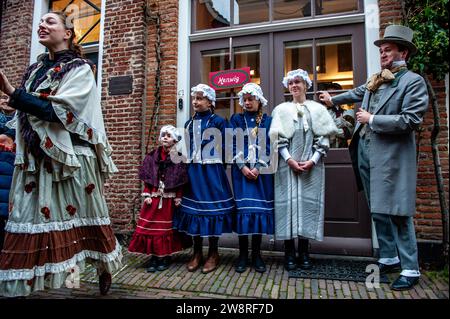 Dezember, Deventer. Jedes Jahr, um dieses Datum, lebt die Welt des englischen Schriftstellers Charles Dickens aus dem 19. Jahrhundert in der schönen niederländischen Stadt Deventer wieder. Mehr als 950 Charaktere aus den berühmten Büchern von Dickens zurück ins Leben. Wohlhabende Damen und Herren mit Spitzhüten ziehen auf den Straßen um. Die Landschaft des Festivals besteht aus historischen Gebäuden, Weihnachtsbäumen und Tausenden von kleinen Lichtern. Nicht nur auf der Straße, sondern auch hinter den Fenstern, in den Häusern und in den kleinen Geschäften und Galerien erwacht die romantische Zeit von Dickens wieder zum Leben. Dieses Jahr war die 31. Ausgabe von t Stockfoto