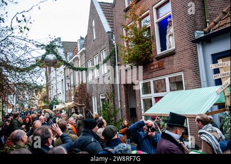 Dezember, Deventer. Jedes Jahr, um dieses Datum, lebt die Welt des englischen Schriftstellers Charles Dickens aus dem 19. Jahrhundert in der schönen niederländischen Stadt Deventer wieder. Mehr als 950 Charaktere aus den berühmten Büchern von Dickens zurück ins Leben. Wohlhabende Damen und Herren mit Spitzhüten ziehen auf den Straßen um. Die Landschaft des Festivals besteht aus historischen Gebäuden, Weihnachtsbäumen und Tausenden von kleinen Lichtern. Nicht nur auf der Straße, sondern auch hinter den Fenstern, in den Häusern und in den kleinen Geschäften und Galerien erwacht die romantische Zeit von Dickens wieder zum Leben. Dieses Jahr war die 31. Ausgabe von t Stockfoto