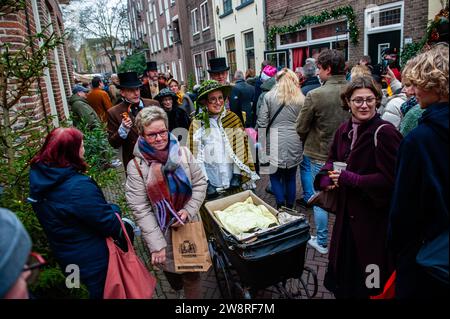 Dezember, Deventer. Jedes Jahr, um dieses Datum, lebt die Welt des englischen Schriftstellers Charles Dickens aus dem 19. Jahrhundert in der schönen niederländischen Stadt Deventer wieder. Mehr als 950 Charaktere aus den berühmten Büchern von Dickens zurück ins Leben. Wohlhabende Damen und Herren mit Spitzhüten ziehen auf den Straßen um. Die Landschaft des Festivals besteht aus historischen Gebäuden, Weihnachtsbäumen und Tausenden von kleinen Lichtern. Nicht nur auf der Straße, sondern auch hinter den Fenstern, in den Häusern und in den kleinen Geschäften und Galerien erwacht die romantische Zeit von Dickens wieder zum Leben. Dieses Jahr war die 31. Ausgabe von t Stockfoto