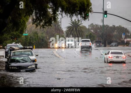 Santa Barbara, USA. Dezember 2023. Ein heftiger Pazifik-Sturm trifft Santa Barbra, Kalifornien, mit Starkregen, Straßenfluten und Sturzfluten-Warnungen, die am 21. Dezember 2023 in Kraft sind. (Foto: Rod Rolle/SIPA USA) Credit: SIPA USA/Alamy Live News Stockfoto