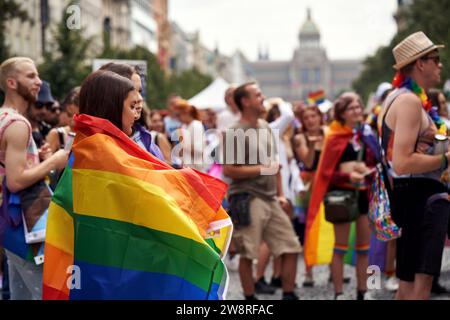 PRAG, TSCHECHISCHE REPUBLIK - 13. AUGUST 2022: LGBT-Menschen mit bunten Regenbogenfahnen auf dem Wenzelsplatz während Schwulenstolz Stockfoto