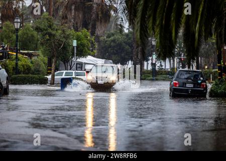 Santa Barbara, USA. Dezember 2023. Ein heftiger Pazifik-Sturm trifft Santa Barbra, Kalifornien, mit Starkregen, Straßenfluten und Sturzfluten-Warnungen, die am 21. Dezember 2023 in Kraft sind. (Foto: Rod Rolle/SIPA USA) Credit: SIPA USA/Alamy Live News Stockfoto