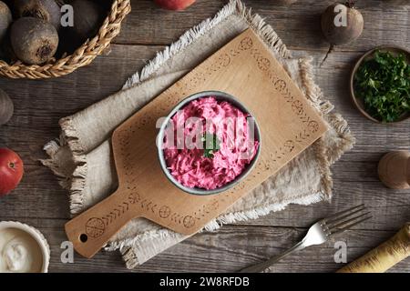 Frischer Rote-Bete-Salat mit Äpfeln, Sauerrahm und Meerrettich, Blick von oben Stockfoto