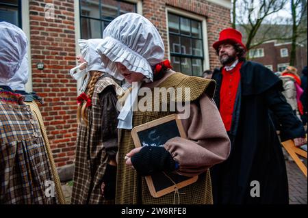 Dezember, Deventer. Jedes Jahr, um dieses Datum, lebt die Welt des englischen Schriftstellers Charles Dickens aus dem 19. Jahrhundert in der schönen niederländischen Stadt Deventer wieder. Mehr als 950 Charaktere aus den berühmten Büchern von Dickens zurück ins Leben. Wohlhabende Damen und Herren mit Spitzhüten ziehen auf den Straßen um. Die Landschaft des Festivals besteht aus historischen Gebäuden, Weihnachtsbäumen und Tausenden von kleinen Lichtern. Nicht nur auf der Straße, sondern auch hinter den Fenstern, in den Häusern und in den kleinen Geschäften und Galerien erwacht die romantische Zeit von Dickens wieder zum Leben. Dieses Jahr war die 31. Ausgabe von t Stockfoto