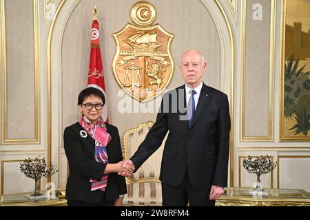 (231221) -- TUNIS, 21. Dezember 2023 (Xinhua) -- Tunesischer Präsident Kais Saied (R) schüttelt am 21. Dezember 2023 in Tunis (Tunesien) den indonesischen Außenminister Retno Marsudi. Der tunesische Präsident Kais Saied traf am Donnerstag mit dem indonesischen Außenminister Retno Marsudi zu bilateralen Beziehungen und Zusammenarbeit zusammen. (Tunesischer Ratsvorsitz/Handout via Xinhua) Stockfoto