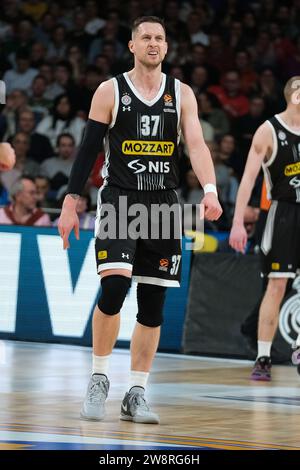 Madrid, Spanien. Dezember 2023. Mateusz Ponitka von Partizan Mozzart setzte Belgrad während der EuroLeague der Turkish Airlines zwischen Real Madrid und Partizan Belgrad am 21. Dezember 2023 Madrid Spanien (Foto: Oscar Gonzalez/SIPA USA) (Foto: Oscar Gonzalez/SIPA USA) Credit: SIPA USA/Alamy Live News Stockfoto