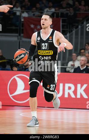 Madrid, Spanien. Dezember 2023. Mateusz Ponitka von Partizan Mozzart setzte Belgrad während der EuroLeague der Turkish Airlines zwischen Real Madrid und Partizan Belgrad am 21. Dezember 2023 Madrid Spanien (Foto: Oscar Gonzalez/SIPA USA) (Foto: Oscar Gonzalez/SIPA USA) Credit: SIPA USA/Alamy Live News Stockfoto