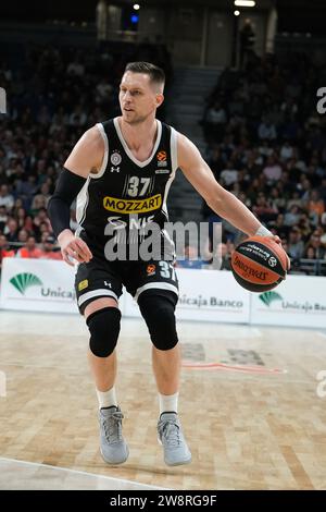 Madrid, Spanien. Dezember 2023. Mateusz Ponitka von Partizan Mozzart setzte Belgrad während der EuroLeague der Turkish Airlines zwischen Real Madrid und Partizan Belgrad am 21. Dezember 2023 Madrid Spanien (Foto: Oscar Gonzalez/SIPA USA) (Foto: Oscar Gonzalez/SIPA USA) Credit: SIPA USA/Alamy Live News Stockfoto