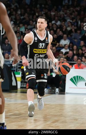 Madrid, Spanien. Dezember 2023. Mateusz Ponitka von Partizan Mozzart setzte Belgrad während der EuroLeague der Turkish Airlines zwischen Real Madrid und Partizan Belgrad am 21. Dezember 2023 Madrid Spanien (Foto: Oscar Gonzalez/SIPA USA) (Foto: Oscar Gonzalez/SIPA USA) Credit: SIPA USA/Alamy Live News Stockfoto