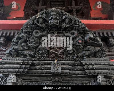 Handgeschnitzte Linsen mit Schutzgöttern am Hindutempel von Paschupatinath in Kathmandu, Nepal Stockfoto