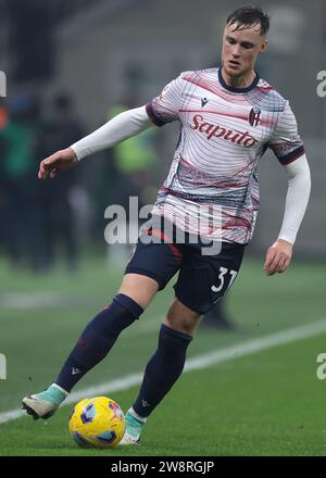 Mailand, Italien. Dezember 2023. Sam Beukema vom FC Bologna während des Spiels Coppa Italia in Giuseppe Meazza, Mailand. Der Bildnachweis sollte lauten: Jonathan Moscrop/Sportimage Credit: Sportimage Ltd/Alamy Live News Stockfoto