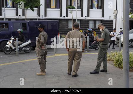 Jakarta Old City, 19. Dezember 2023 - sieht weit entfernt von den PP Satpol aus, die den Fahrzeugverkehr in der Altstadt von Jakarta kontrollieren. Stockfoto