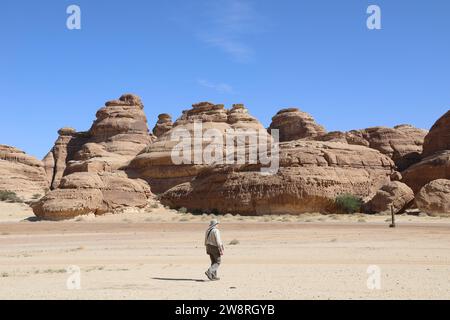 Archäologe, der Hegra in Alula in Saudi-Arabien umrundet Stockfoto