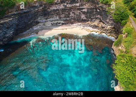 Klippe, die von einer Meereswelle durchbrochen wurde, bildete ein perfektes Paradies, unberührter Strand. Natürlicher azurblauer Badepool im Felsen. Angel's Billabong ist ein beliebter Tourist de Stockfoto