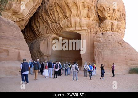 Touristen im Diwan in Jabal Ithlib auf der Tour durch Hegra in Saudi-Arabien Stockfoto