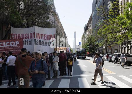 Buenos Aires, Argentinien. Dezember 2023. Soziale, politische, gewerkschaften, Studenten- und Menschenrechtsorganisationen organisierten gemeinsam mit selbstorganisierten Bürgern Demonstrationen und den ersten massiven marsch zur Plaza de Mayo gegen die Sparmaßnahmen der neuen nationalen Regierung von Javier Milei. Quelle: Esteban Osorio/ZUMA Wire/ZUMAPRESS.com/Alamy Live News Stockfoto