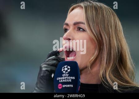 Newcastle, Großbritannien. Dezember 2023. Laura Woods Fernsehmoderatorin während des Spiels Newcastle United FC gegen AC Milan UEFA Champions League Gruppe F im St.James' Park, Newcastle, Großbritannien am 13. Dezember 2023 Credit: Every Second Media/Alamy Live News Stockfoto