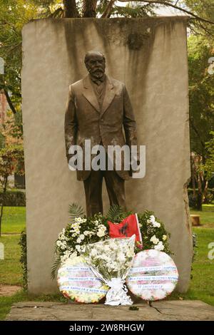 Tirana, Albanien - 29. November 2023: Ein Foto mit Kränzen, die vor der Ismail Qemali Statue während der Feierlichkeiten zum Unabhängigkeitstag in Tiran platziert wurden Stockfoto