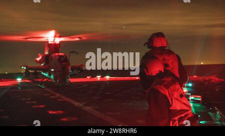 Ein U.S. Marine Corps AH-1Z Viper, das der mittleren Tiltrotor Squadron (VMM) 165 (verstärkt), 15. Marine Expeditionary Unit, zugeteilt ist, bereitet sich auf den Start vor, nachdem sie am 10. Dezember 2023 an Bord des amphibischen Dock-Landungsschiffs USS Harpers Ferry (LSD 49) im Pazifischen Ozean getankt wurde. Die 15. MEU ist derzeit an Bord der Boxer Amphibious Ready Group, die integrierte Trainings- und Routineoperationen in der 3. US-Flotte durchführt. (Foto des U.S. Marine Corps von Lance CPL. Peyton Kahle) Stockfoto