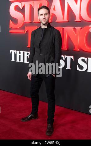 Leo Warner nimmt am 14. Dezember 2023 an der „Stranger Things: The First Shadow“-Weltpremiere im Phoenix Theatre in London Teil Stockfoto