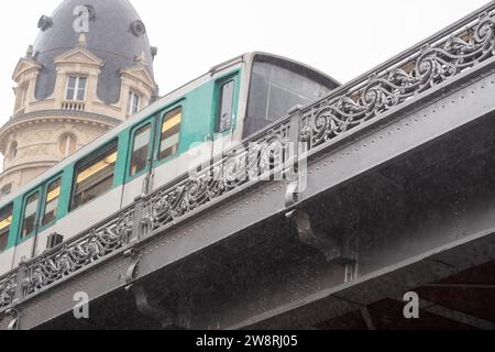 Paris City Metro Express Linie 6 auf der Bir Hakeim Brücke im Regen - Frankreich Stockfoto