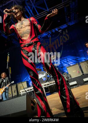 The Darkness in der Wolverhampton Civic Hall, 16. Dezember 2023 während ihrer 'Permission to Land' 20-jährigen Jubiläumsreise. Justin Hawkins spricht mit dem Publikum. Stockfoto