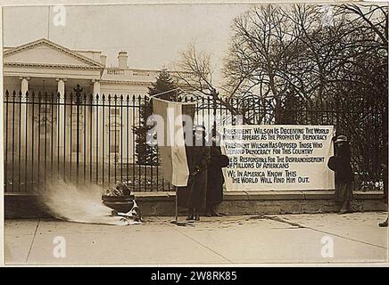 Frauenwahlrecht in Washington, District of Columbia. Suffragettes Lagerfeuer und Poster im. . ., 1917 - 1918 (4923598099). Stockfoto