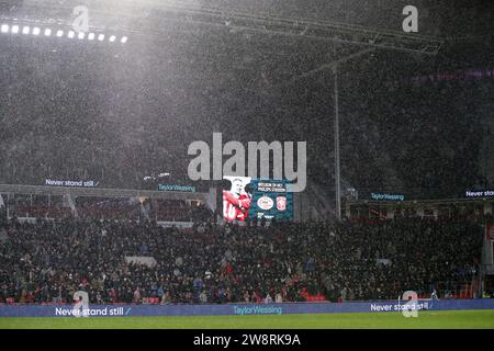 EINDHOVEN - starker Regen im Phillips-Stadion während der 2. Runde des KNVB-Cup-Spiels zwischen PSV Eindhoven und FC Twente im Phillips-Stadion am 21. Dezember 2023 in Eindhoven, Niederlande. ANP BART STOUTJESDIJK Stockfoto