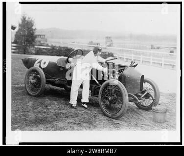 Frau arbeiten unter der Haube von Stutz Weightman besondere Art.Nr. 26 auf Benning Race Track, Washington, D.C., Bereich Stockfoto