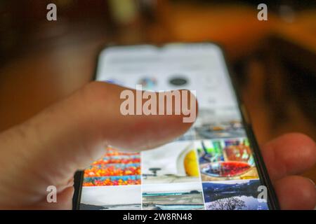 Digitale Verbindung: Eine Berührung auf dem mobilen Bildschirm Stockfoto