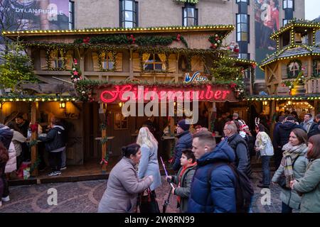 Bonn, Deutschland - 16. Dezember 2023 : Menschen wandern auf dem traditionellen und malerischen Weihnachtsmarkt in Bonn Stockfoto