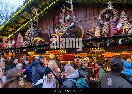 Bonn, Deutschland - 16. Dezember 2023 : Menschen wandern auf dem traditionellen und malerischen Weihnachtsmarkt in Bonn Stockfoto