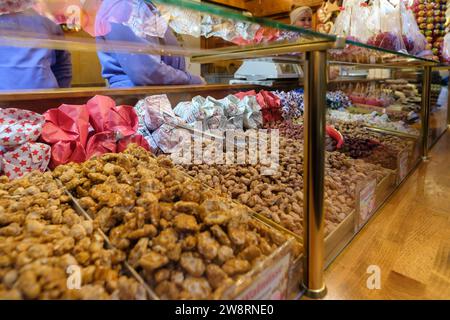 Bonn - 16. Dezember 2023 : verschiedene Bonbons auf dem Bonner Weihnachtsmarkt Stockfoto