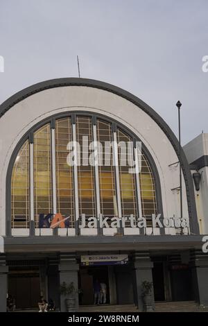 Altstadt von Jakarta, 19. Dezember 2023 - Leute, die vor dem Eingang des Bahnhofs vorbeifahren. Stockfoto