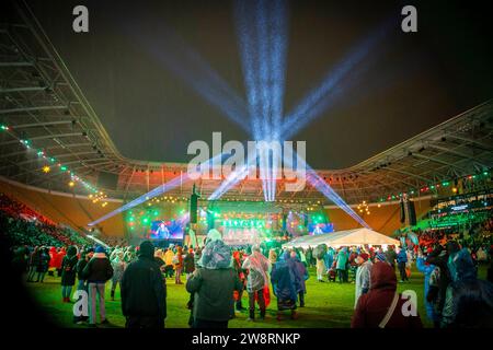 Das GROSSE ADVENTSKONZERT wenn n kurz vor Weihnachten über 25,000 Besucher zum großen Adventskonzert ins Rudolf-Harbig-Stadion strömt, dann beginnt für viele Dresdnerinnen und Dresdner das Weihnachtsfest. Was 2015 im Rahmen der Feierlichkeiten zum Jubiläum des weltberühmten Dresdner Kreuzchores begann, etabliert sich mittlerweile zu einem der größten und schönsten Weihnachtsevents in Deutschland. Dresden Sachsen Deutschland *** DAS GROSSE ADVENTKONZERT wenn über 25.000 Besucher zum großen Adventkonzert kurz vor Weihnachten ins Rudolf-Harbig-Stadion strömen, beginnt für den Menschen die Weihnachtszeit Stockfoto