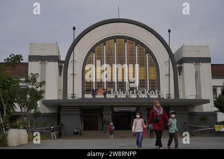 Altstadt von Jakarta, 19. Dezember 2023 - Leute, die vor dem Eingang des Bahnhofs vorbeifahren. Stockfoto