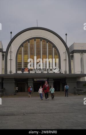 Altstadt von Jakarta, 19. Dezember 2023 - Leute, die vor dem Eingang des Bahnhofs vorbeifahren. Stockfoto