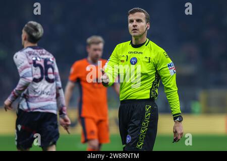 Mailand, Italien. Dezember 2023. Schiedsrichter Federico La Penna gibt beim Achtelfinale-Spiel der Coppa Italia 2023/24 zwischen dem FC Internazionale und Bologna FC im Giuseppe Meazza Stadium Gesten. Endstand; FC Internazionale 1:2 Bologna FC. (Foto: Fabrizio Carabelli/SOPA Images/SIPA USA) Credit: SIPA USA/Alamy Live News Stockfoto