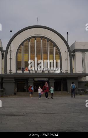 Altstadt von Jakarta, 19. Dezember 2023 - Leute, die vor dem Eingang des Bahnhofs vorbeifahren. Stockfoto