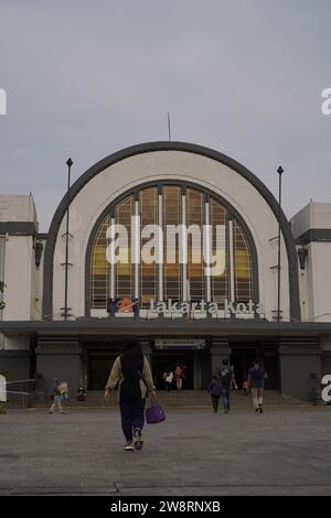 Altstadt von Jakarta, 19. Dezember 2023 - Leute, die vor dem Eingang des Bahnhofs vorbeifahren. Stockfoto