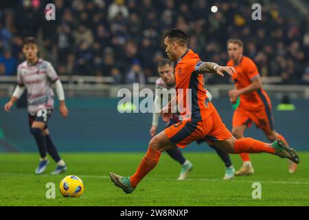 Mailand, Italien. Dezember 2023. Lautaro Martinez vom FC Internazionale in Aktion während des Achtelfinale-Fußballspiels Coppa Italia 2023/24 zwischen dem FC Internazionale und Bologna FC im Giuseppe Meazza Stadium. Endstand; FC Internazionale 1:2 Bologna FC. (Foto: Fabrizio Carabelli/SOPA Images/SIPA USA) Credit: SIPA USA/Alamy Live News Stockfoto