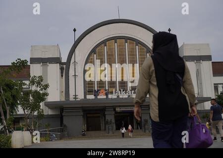 Altstadt von Jakarta, 19. Dezember 2023 - Leute, die vor dem Eingang des Bahnhofs vorbeifahren. Stockfoto